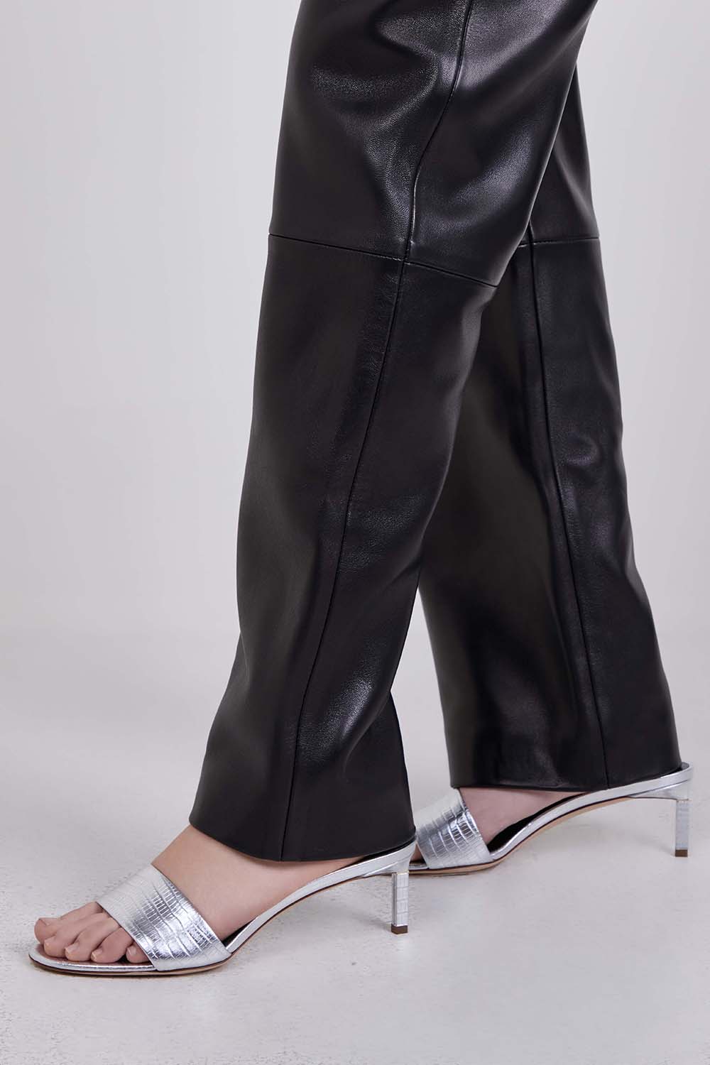 תמונת כל הלוק של סנדלי מיולס